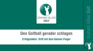 Den Golfball gerade schlagen